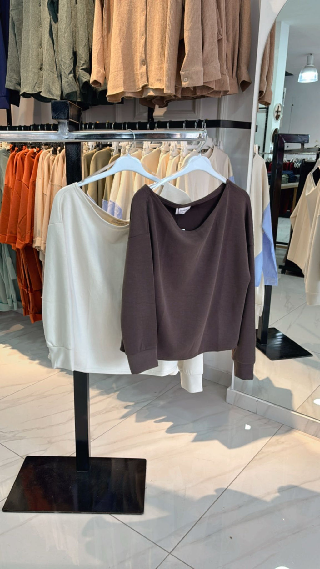 OMUZ DEKOLTELİ BLUZ