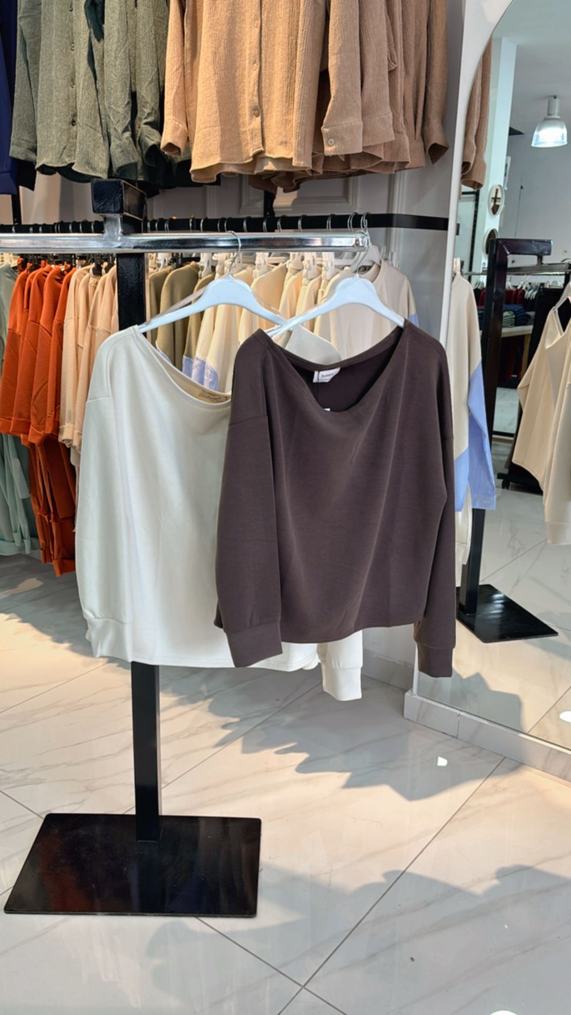 OMUZ DEKOLTELİ BLUZ