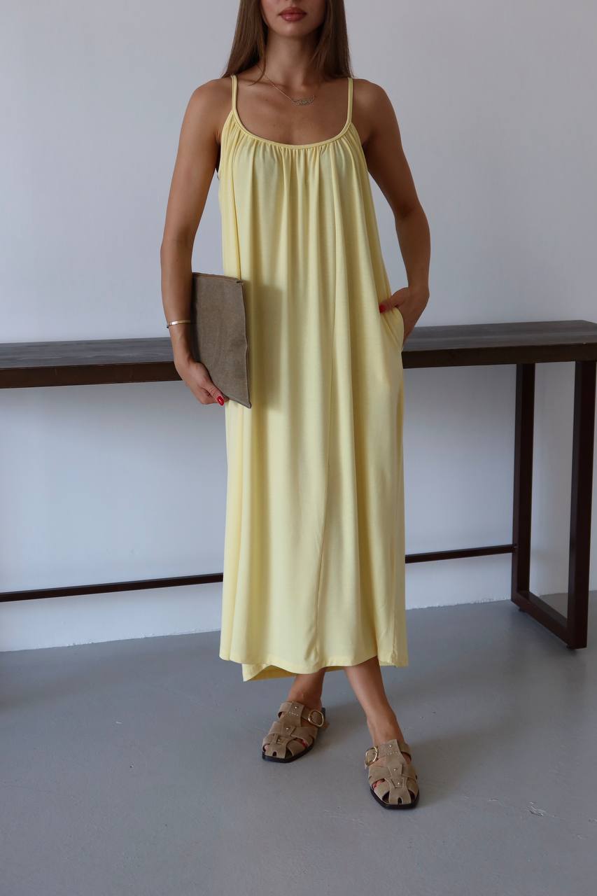 YAKA BÜZGÜ DETAYLI CEPLİ ASKI ELBİSE